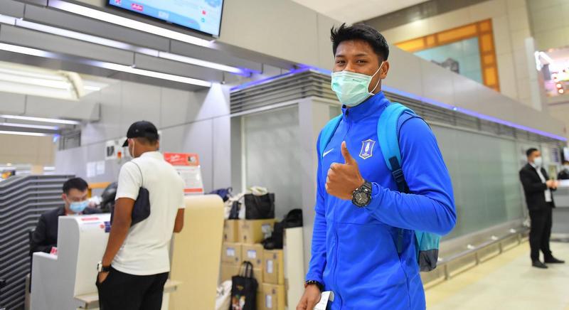 Champions meet leaders in mouthwatering clash