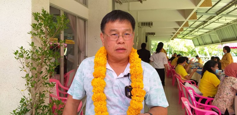 Independent candidate Punya Kraithat registered his candidacy yesterday (Nov 6). Photo: Eakkapop Thongtub