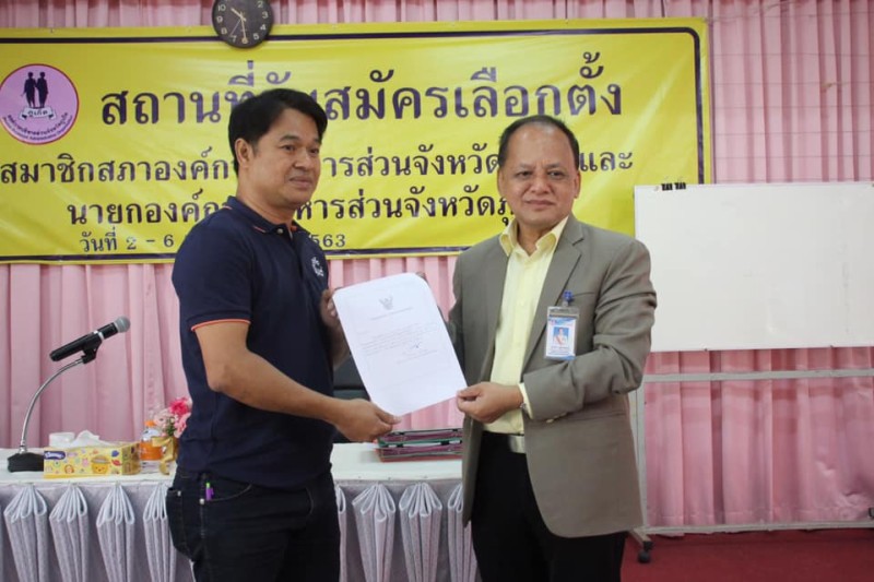 Songsak Suan-aksorn representing the Phuket Poon-tey Party (“Phuket Origin Party”) registered his candidacy on Thursday (Nov 5). photo: PPAO