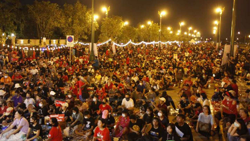 Red shirts join protest with temple fair atmosphere