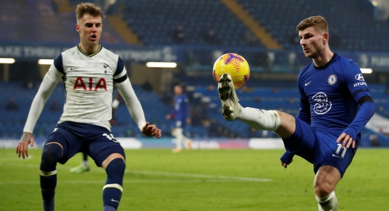Spurs top after Chelsea stalemate, Cavani sparks Man Utd