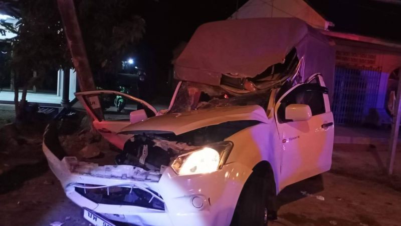 Two men injured as pickup slams into power pole on Phuket highway