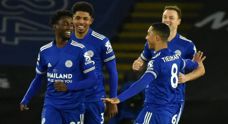 Leicester beat lacklustre Chelsea to go top