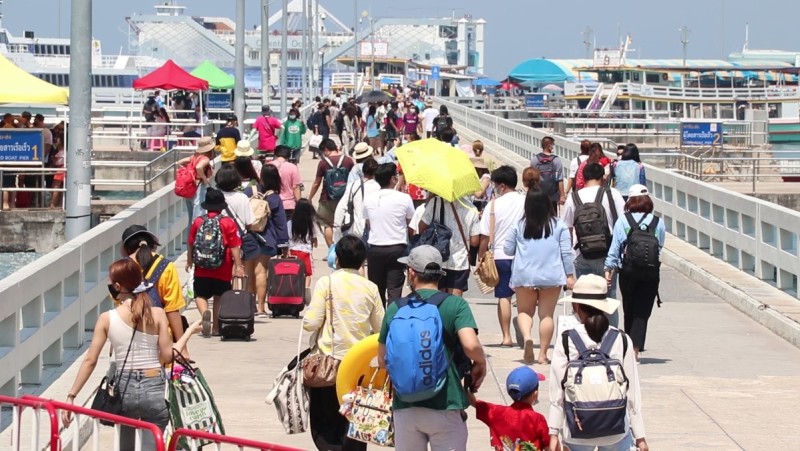 Tourists flock to eastern provinces