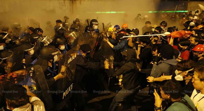 Prayut defends cops over rally