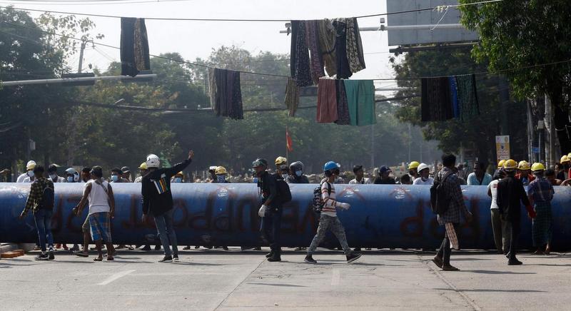 Free detainees, Thai government tells junta