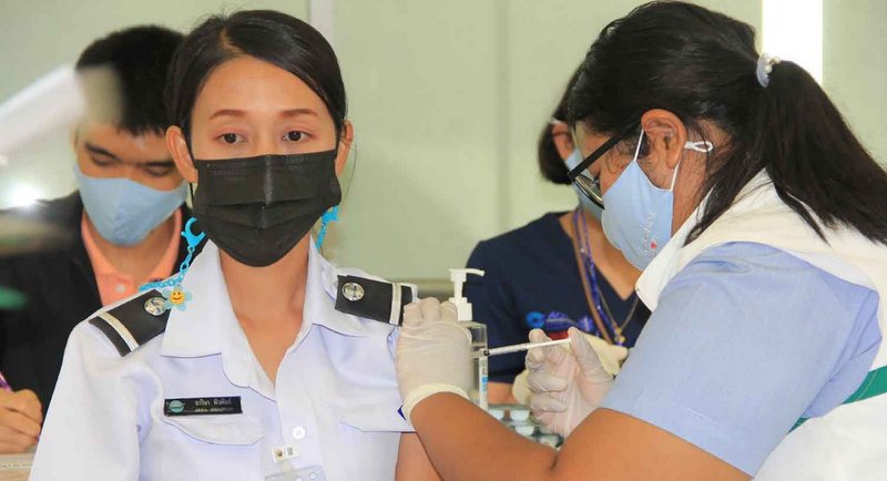 Suvarnabhumi airport staff get COVID shots