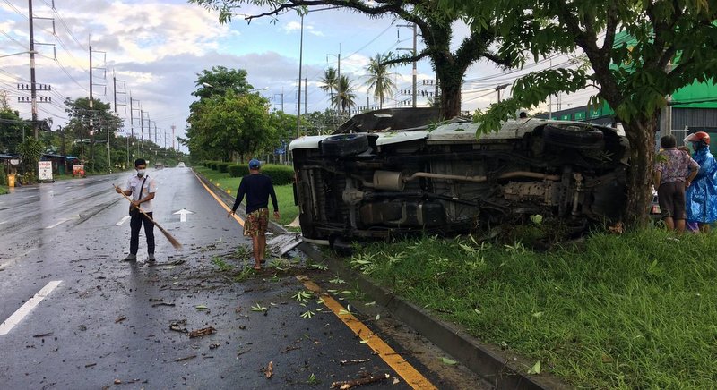 Man escapes serious injuries as pickup hits tree