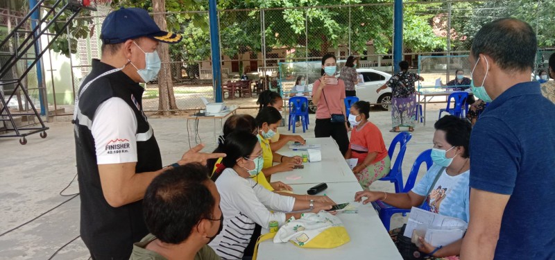 Rawai residents register for the vaccine at Wat Sawang Arom on Friday (May 21). Photo: Eakkapop Thongtub