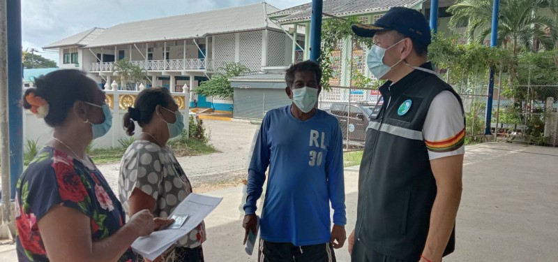 Rawai residents register for the vaccine at Wat Sawang Arom on Friday (May 21). Photo: Eakkapop Thongtub