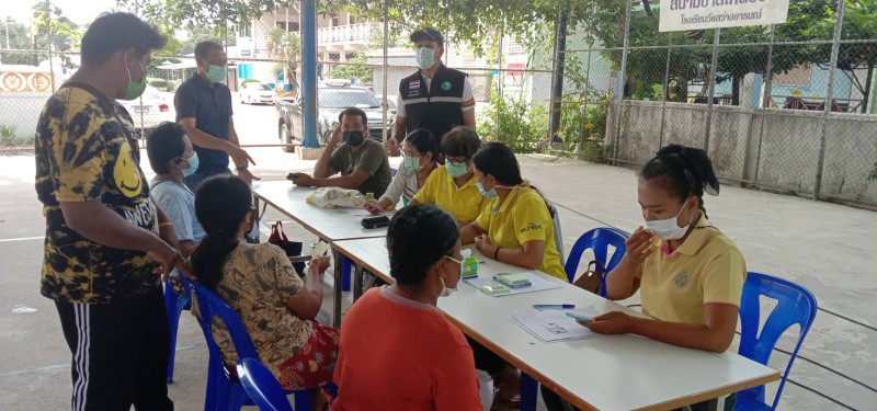 Rawai residents register for the vaccine at Wat Sawang Arom on Friday (May 21). Photo: Eakkapop Thongtub