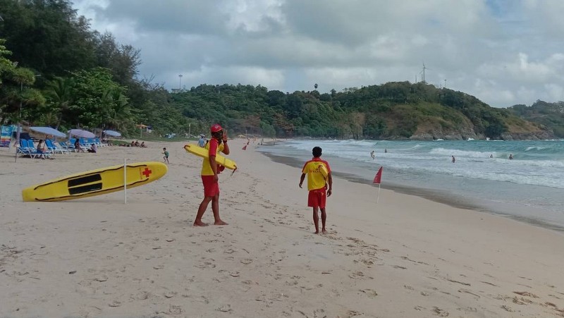 Lifeguards urge surf safety as heavy weather warning issued