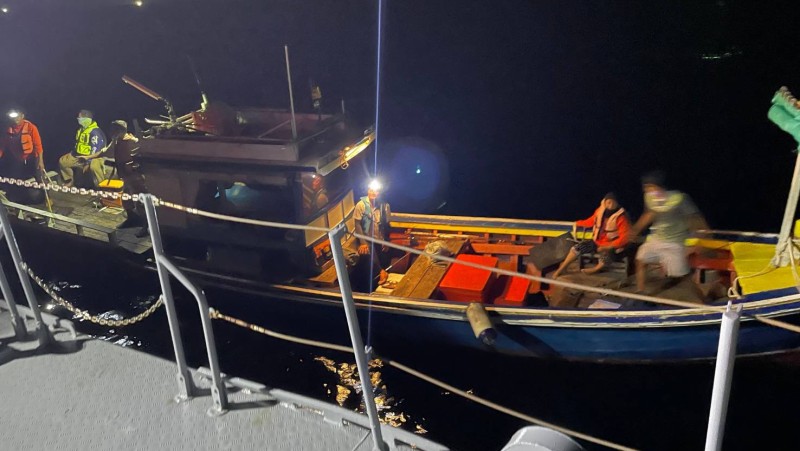 Navy renders assistance to fishermen adrift off Dokmai island