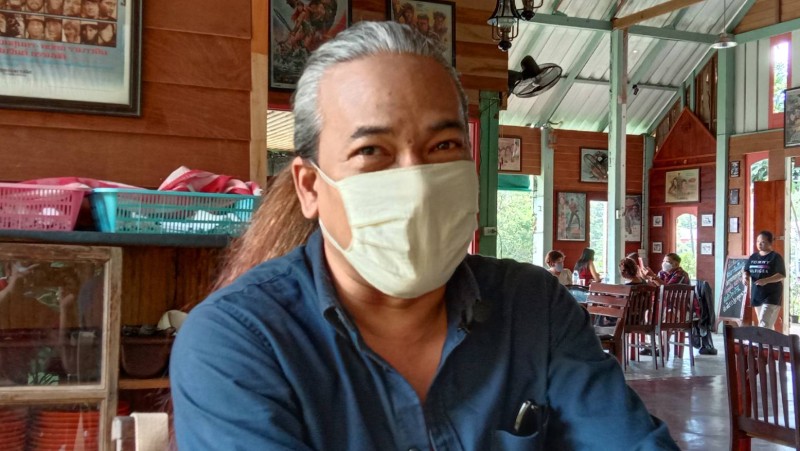 Registered Phuket tour guide Mr Nattakorn is concerned over the effect the fares taxis are charging will have on inbound tourists. Photo: Eakkapop Thongtub
