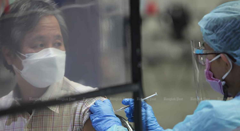 Government defends vaccination cocktail policy