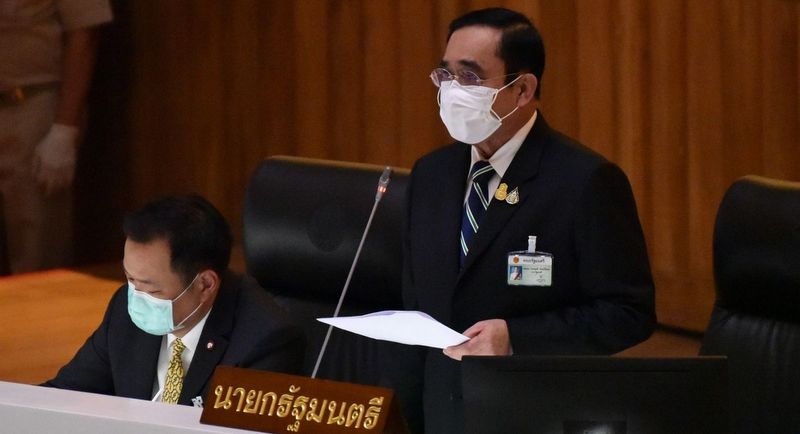 Prayut, ministers survive no-confidence vote