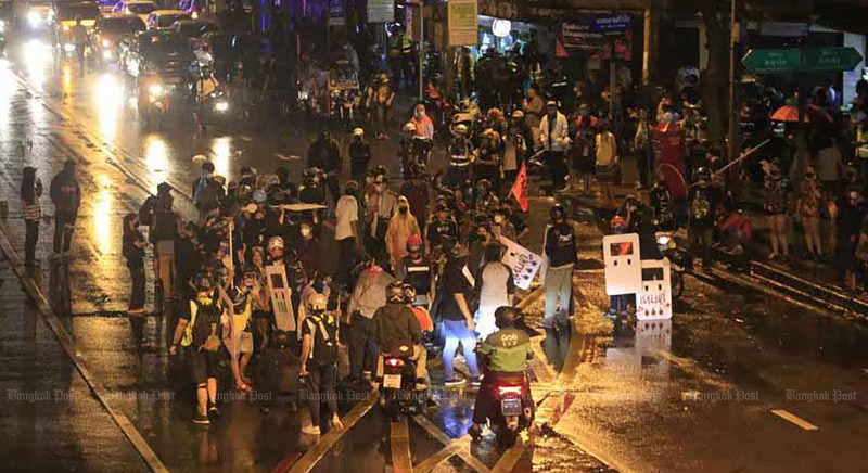 Mobs block traffic, throw bombs, say police