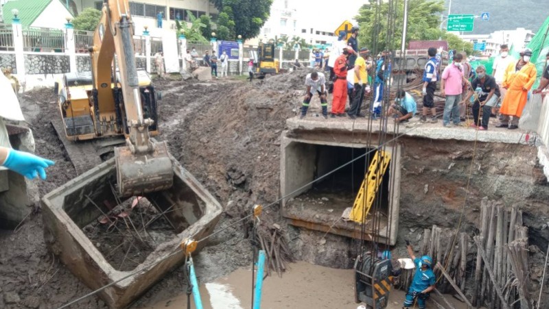 Construction worker in Patong killed, drowned after pinned under fallen storm drain section