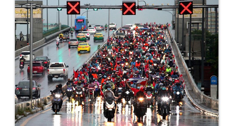 Car mob rallies against tanks, troops and Prayut