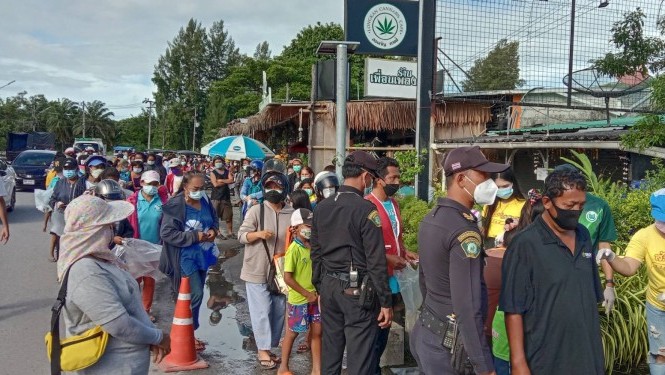 Phuket people queue for food handouts as police make merit with COVID charity effort