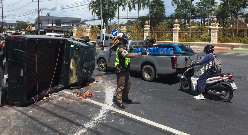 Pa Khlok couple injured as car hits power pole