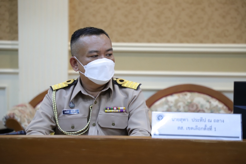PHUKET: Pubs, bars and other venues in Phuket currently operating as “restaurants” must now register and be issued a new permit in order to be able to legally sell alcohol that is to be consumed on the premises. Once approved, they may sell alcohol until 11pm.  The new regulation was announced by Phuket Vice Governor Pichet Panapong at Phuket Provincial Hall yesterday (Jan 25).  The provincial order enforcing the new regulation was signed into effect by Phuket Governor Narong Woonciew also yesterday.  Under