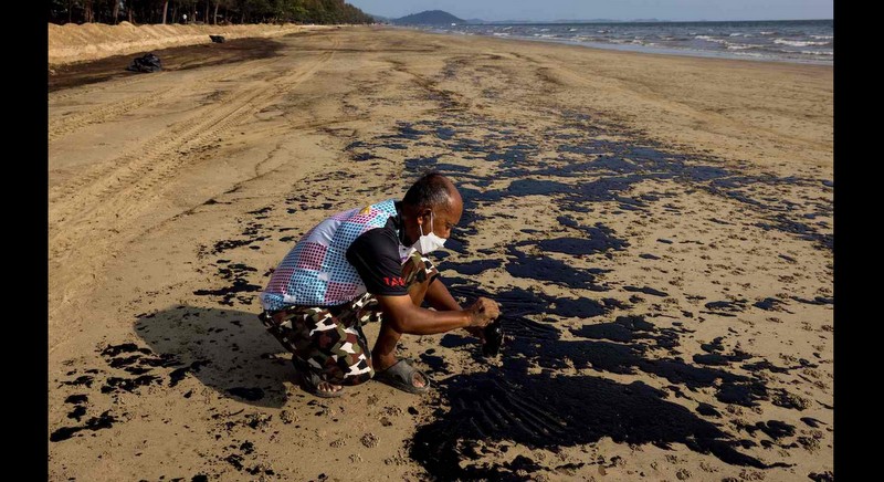 Navy sent to deal with second oil spill off Rayong