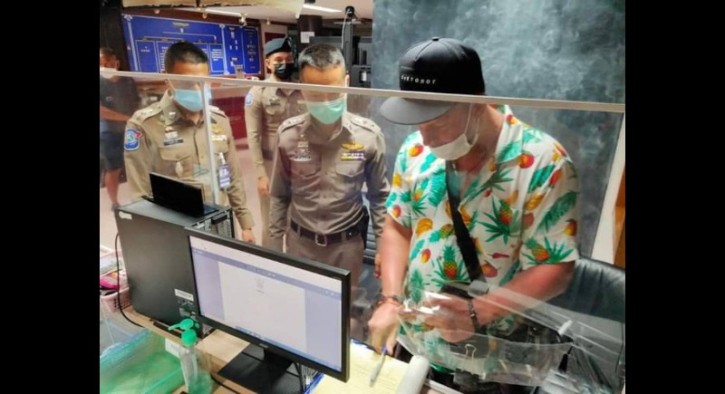 Patong Police charge Russian tourist for using rented taxi, as a taxi