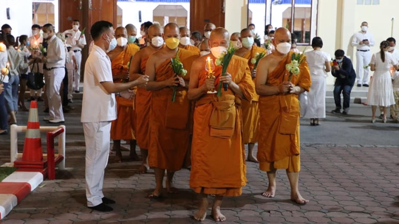 Phuket officials honour Makha Bucha Day