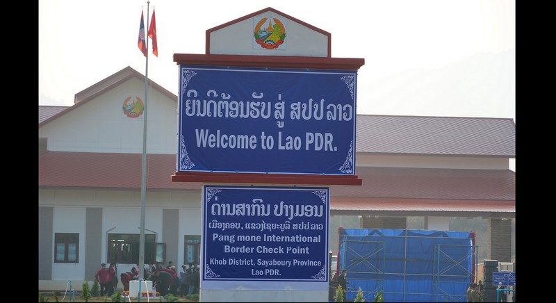 Laos agrees to reopen border