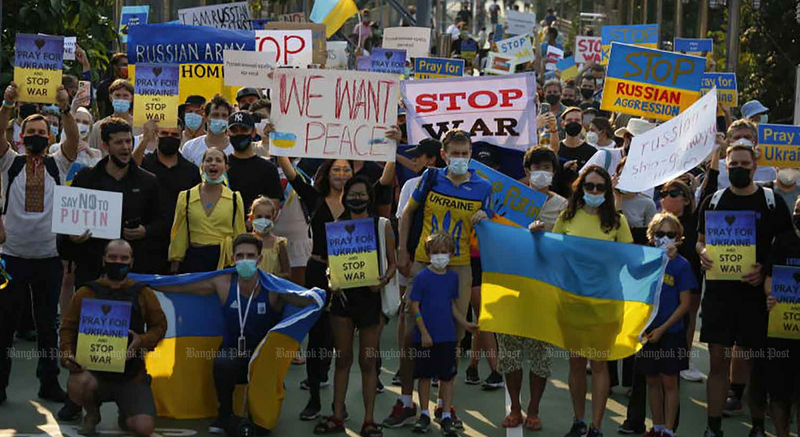 Thais evacuated from Ukraine, rally in Bangkok