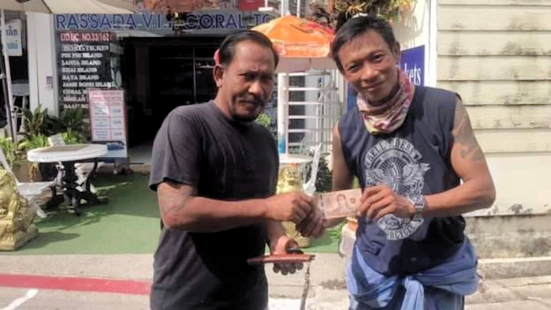 Taxi driver finds wallet, returns B10k cash
