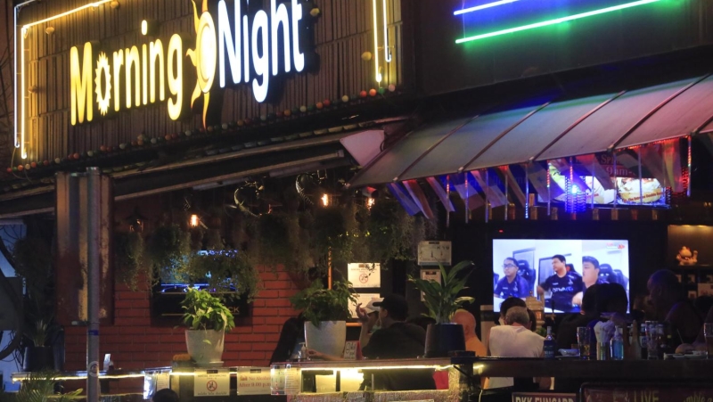 Bars call for end to midnight closing