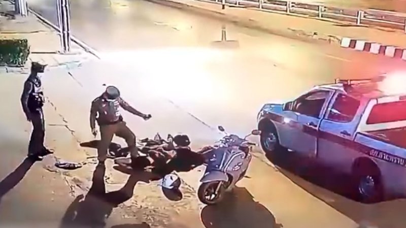 Cop suspended for stomping on teens
