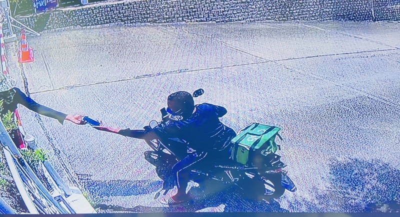 Food delivery driver cons security guard, steals phone