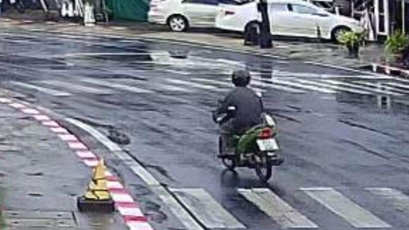 Police hunt gold necklace snatch thief