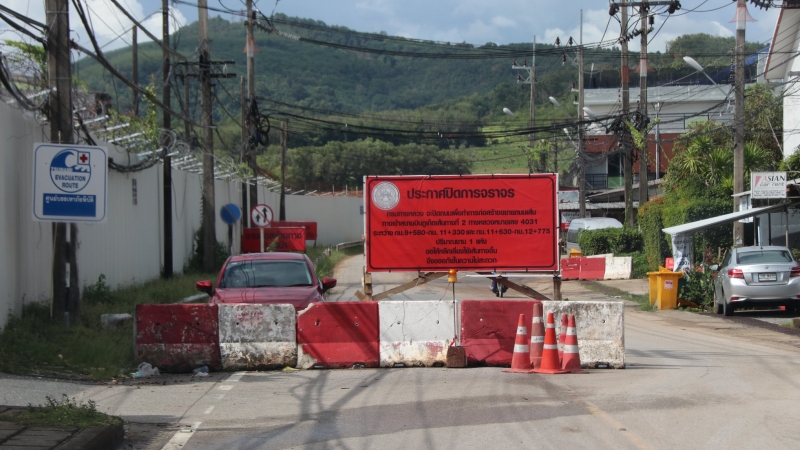 Roadworks beside airport runway behind schedule