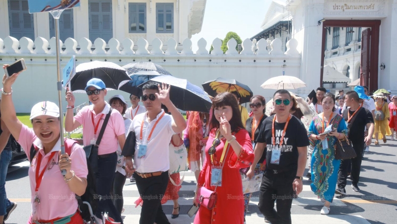 China loosens curbs on travel