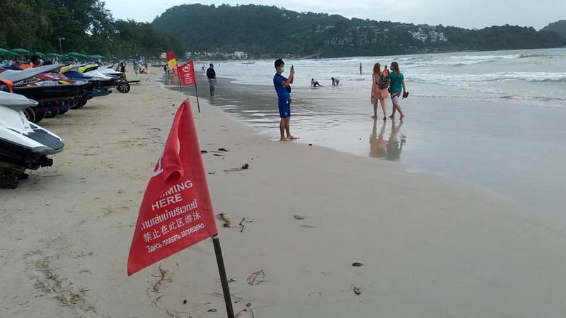 Patong lifeguards warn tourists of dangerous surf