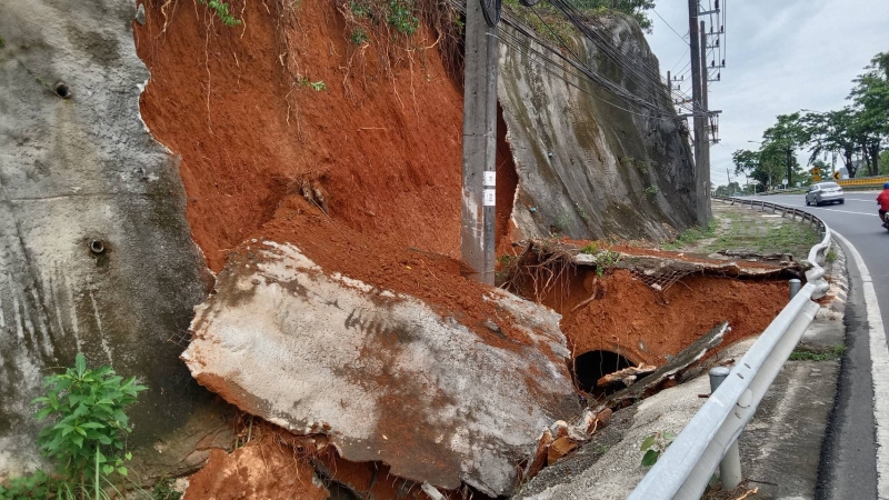Roadside retaining wall collapses in Koh Kaew