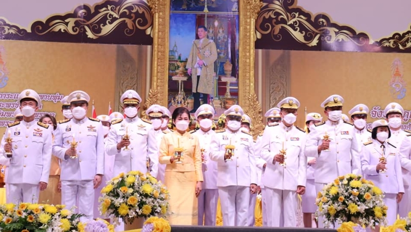 Phuket officials honour birthday tributes for HM King