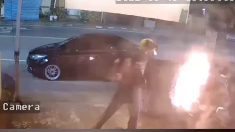 Police hunt car arson suspects