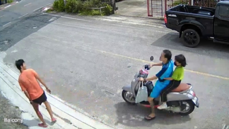 Man stabbed by assailant with child on motorbike