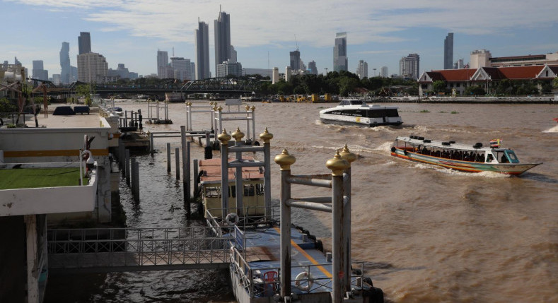 Nationwide flooding slows tourism