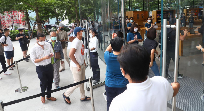 Fanatics swarm to stores for iPhone 14