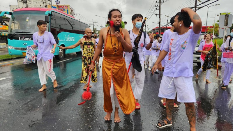 Rain fails to dampen spirits at Veg Fest processions