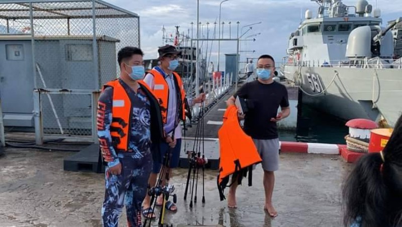 Small fishing boat left adrift safely rescued
