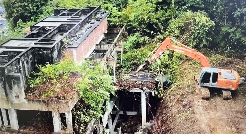 Demolition of abandoned bypass hotel begins