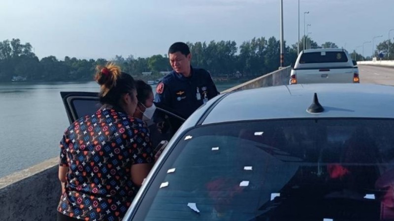 Woman prevented from jumping off bridge onto Phuket