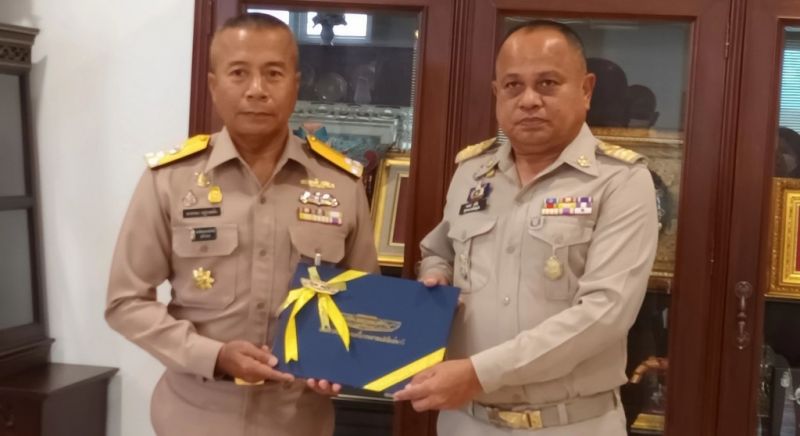 Phuket Governor receives Apirak Navy badge